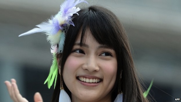 anna iriyama attack akb48 fan saw hand shake event maim injured surgery