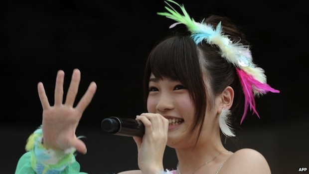 rina Kawaei attack akb48 fan saw hand shake event maim injured surgery