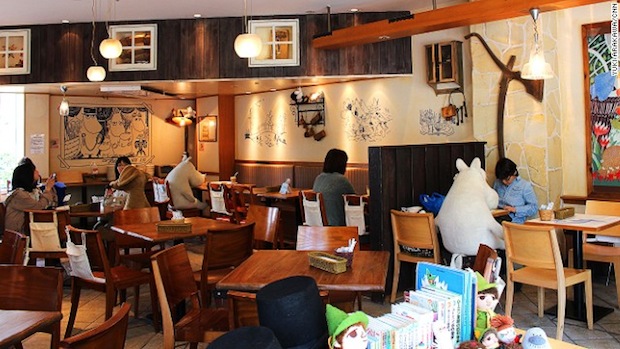 japan tokyo dome city laqua moomin cafe bakery anti-loneliness lonely customers diners eat alone characters