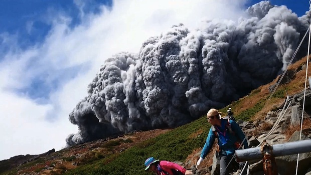 japan volcano eruption mountain mt ontake hikers climbers flee escape