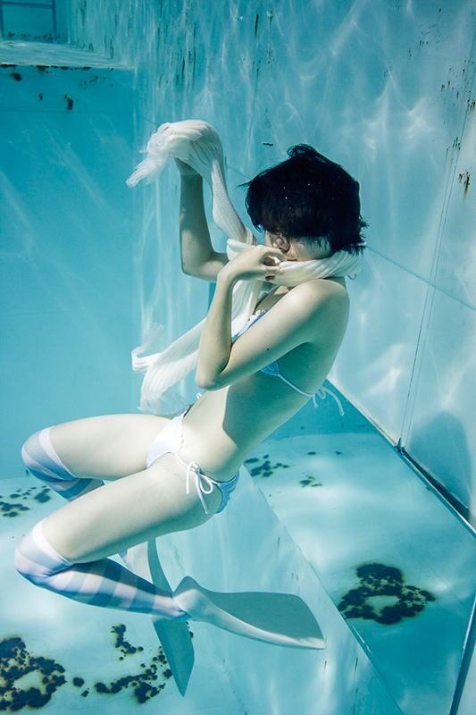 suichu niso underwater diving knee high socks girls shima risu yamaguchi manami model japanese photography book manabu koga