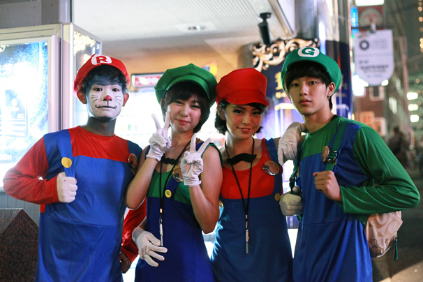 halloween costume cosplay shibuya tokyo october 31st 2014 mario luigi