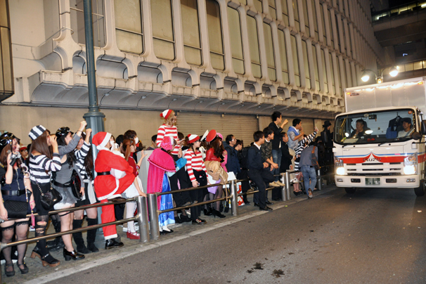 halloween costume cosplay shibuya tokyo october 31st 2014 santa where's wally waldo