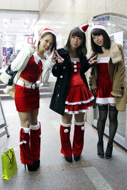 christmas eve japan tokyo shibuya santa cosplay