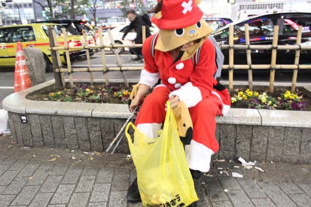 christmas eve japan tokyo shibuya santa cosplay