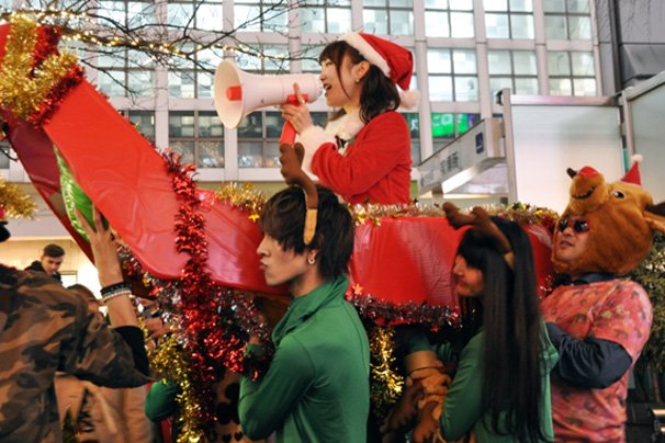 christmas eve japan tokyo shibuya santa cosplay