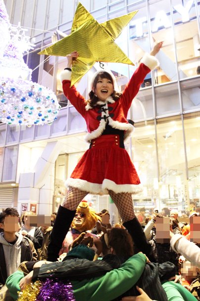 christmas eve japan tokyo shibuya santa cosplay