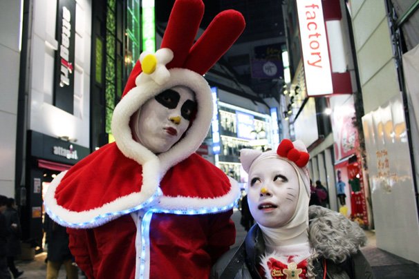 christmas eve japan tokyo shibuya santa cosplay