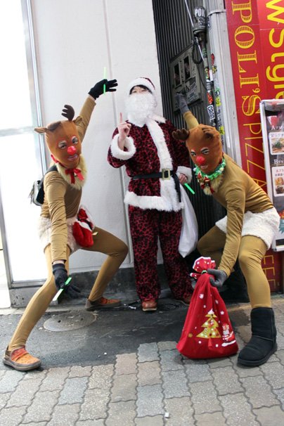 christmas eve japan tokyo shibuya santa cosplay