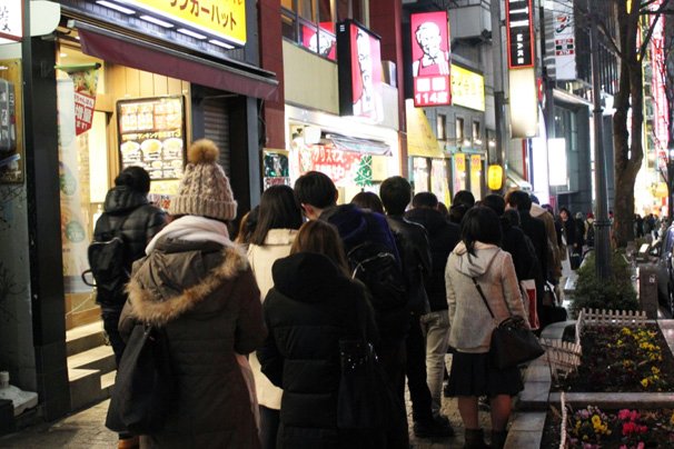 christmas eve japan tokyo shibuya kfc chicken queues lines