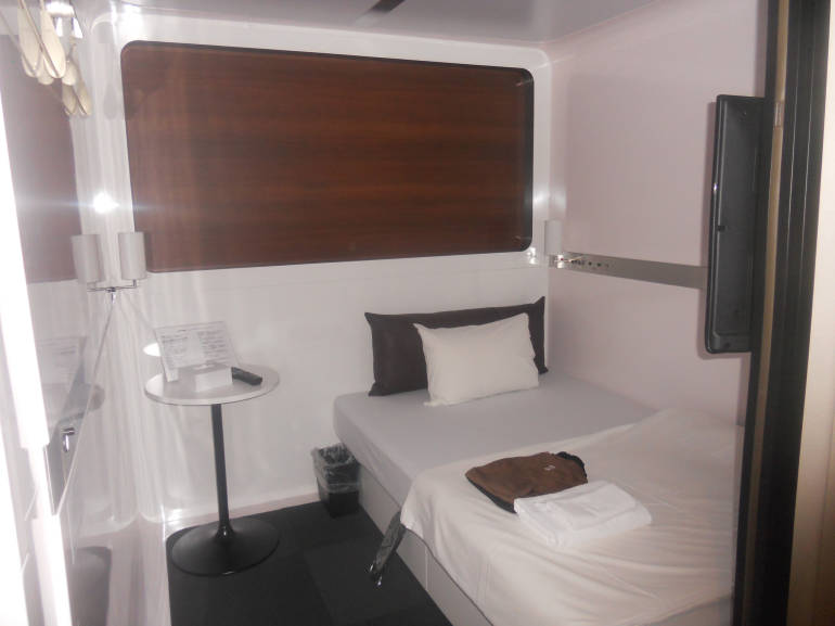 tokyo capsule hotel accommodation stay cheap