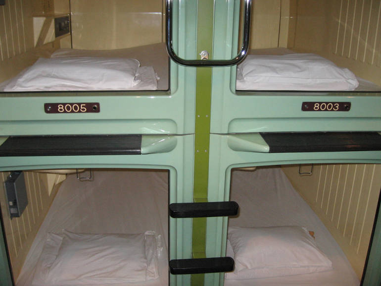 tokyo capsule hotel accommodation stay cheap