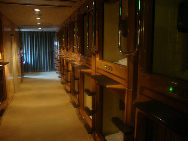 tokyo capsule hotel accommodation stay cheap