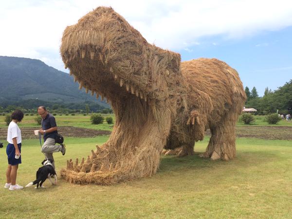 amy goda artwork straw sculpture niigata japan dinosaur praying mantis crab