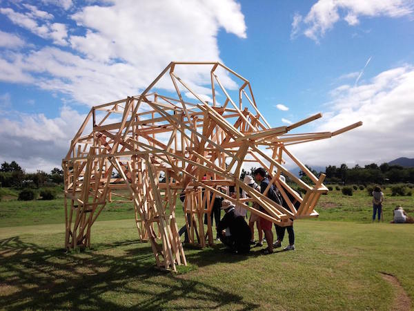 amy goda artwork straw sculpture niigata japan dinosaur praying mantis crab