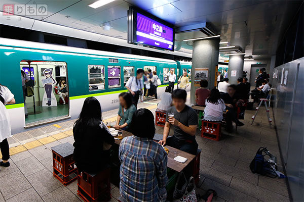nakanoshima station keihan osaka sakaba izakaya event platform train carriage
