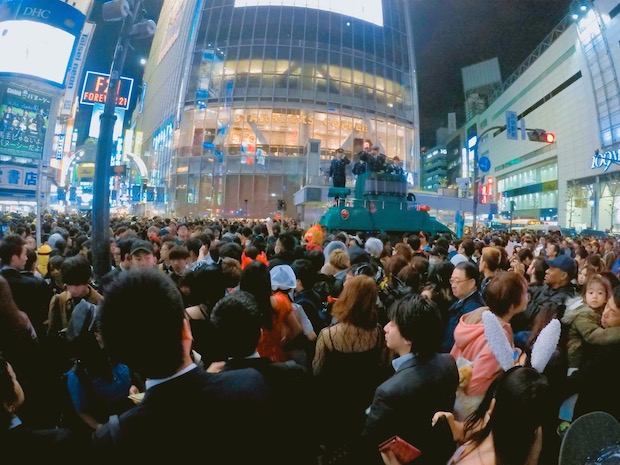 halloween tokyo shibuya japan costumes photo crazy hachiko scramble crossing