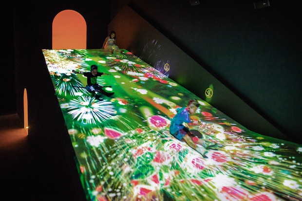 mori building teamlab digital art museum borderless immersive tokyo projection technology