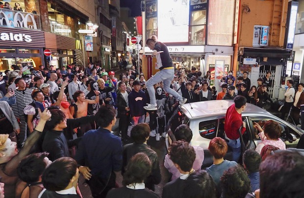 halloween shibuya tokyo japan street party riot arrests